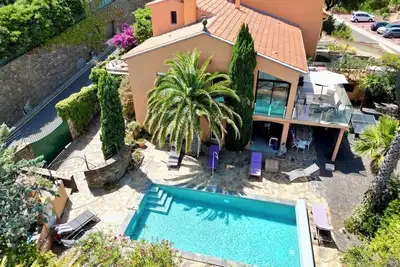 Image de Grande, Villa de luxe avec piscine privée, terrasses, jardin et vue sur la mer