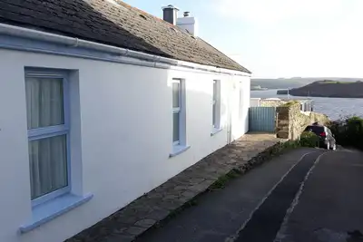 Image de Cara s Cottage peut accueillir 4 personnes. Vues sur le port. Stationnement hors rue