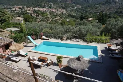 Fabuleuse villa rustique accolée à la montagne avec une vue unique