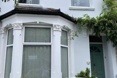 Image de Élégant, propriété de trois chambres, endroit calme, excellent accès au centre de Londres