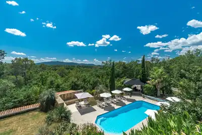 Image de Villa avec piscine, salle de gym, billard et bien plus encore!