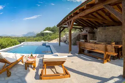 Image de Villa près de Omiš, Split, massage chauffé et piscine pour bébé, vieille maison en pierre, barbecue, paisible
