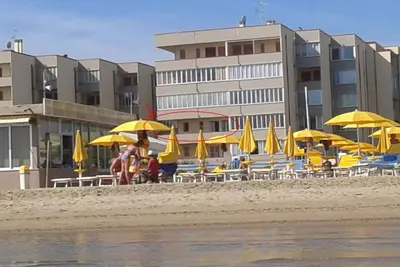 Image de propriété en bord de mer, grand balcon, vue dégagée sur eux