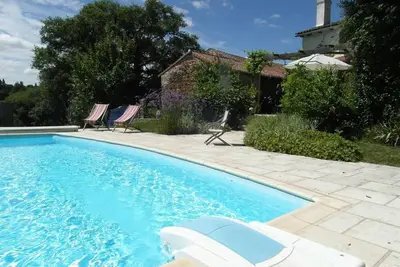 Image de Gîte rural récemment rénové, utilisation partagée de la piscine et de la salle de jeux