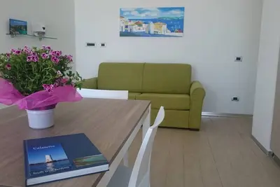 Image de A 260 mètres de la plage, nouvel appartement avec véranda donnant sur la mer et les services (Iun P7111)