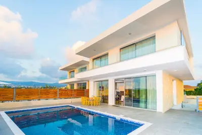 Image de Architecture moderne et beauté chypriote: villa 5br avec vue imprenable sur la mer