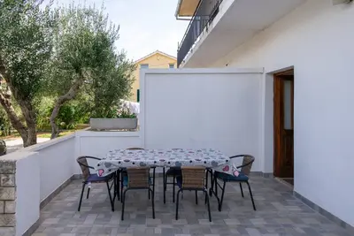 Image de Appartement de deux chambres avec la terrasse et la vue sur le mer Tkon, Pasman (A-16275-a)