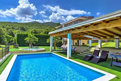 Image de Magnifique maison de vacances avec piscine privée, climatisation, bain à remous, Wifi, Tv, patio