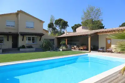 Image de Chaleureuse villa très bien équipée avec piscine chauffée dans grand parc 4****