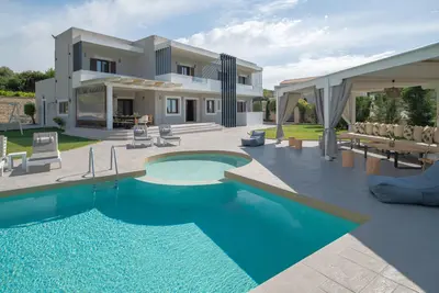 Image de Villa Elaida! Spacieux, idéal pour les grands groupes! Piscine de 50m2! Commerces à pied!