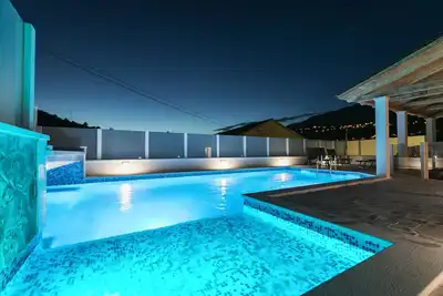 Image de Oz's Oasis Appartement spacieux avec piscine privée et jardin