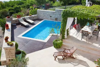 Image de Maison de vacances privée avec bain à remous, piscine privée, climatisation, Wifi, Tv, terrasse