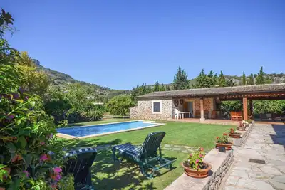 Image de Maison ensoleillée avec piscine et vues fantastiques sur les montagnes à Sóller