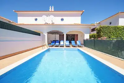 Image de Villa piscine privée, WiFi gratuit, télévision française et A/C dans Vale do Lobo