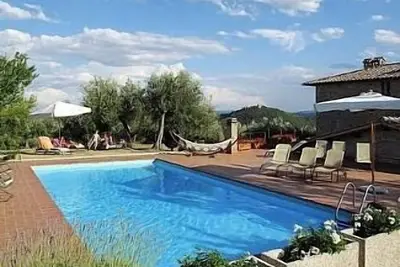 Image de Maison avec piscine et barbecue, surplombant Pérouse et Assise, proche d'un sentier de randonnée