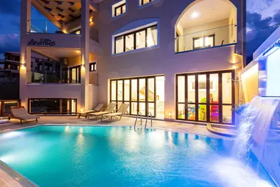 Image de Villa privée avec piscine chauffée à seulement 40m de la plage! Superbes vues sur la mer!