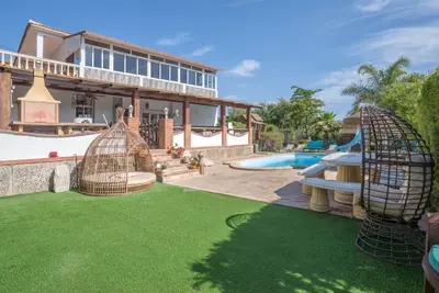 Image de * Nouveau pour mini golf fou 2020 * 18 personnes, 8 chambres, 5 salles de bain, piscine chauffée