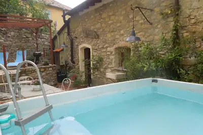 Image de Maison romantique et confortable de style rustique qui combine la mer avec les montagnes
