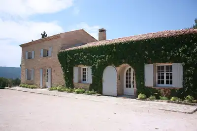 Image de Hill Top Stone House avec des vues spectaculaires, pouvant accueillir jusqu'à 10