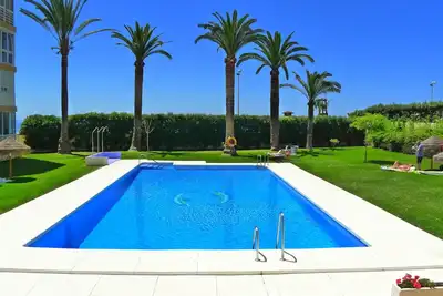 Image de Appartement Front Line avec grande terrasse, climatisation, wifi gratuit et piscine