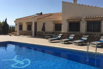 Image de Villa spacieuse de luxe, climatisation, grande piscine, 3 chambres / 2 salles de bains, vues, toutes de plain-pied