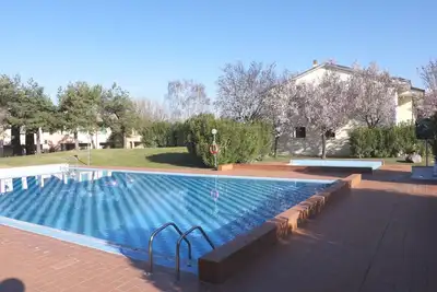 Image de Appartement dans résidence avec jardin privé et piscine pour adultes et enfants et tennis