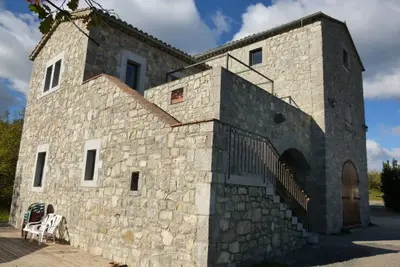 Image de villa en pierre entièrement climatisée avec vue panoramique et piscine privée.