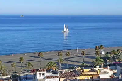 Image de Penthouse de 2 chambres avec vue imprenable, près du port, de la plage et du centre-ville.