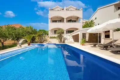 Image de Confortable appartement pour 2 personnes avec Wifi, climatisation, piscine, Tv et terrasse