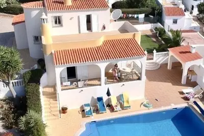 Image de Villa 4 chambres. Piscine chauffée, climatisation, Wifi gratuit, court de tennis. 10 min à pied de la plage.