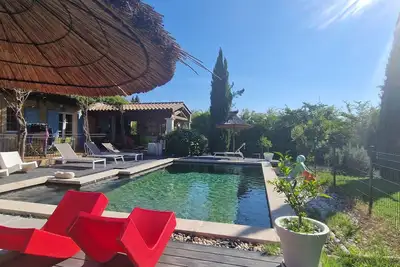 Image de Belle et spacieuse maison avec piscine sécurisée et jardin arboré