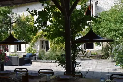 Image de Ferme de caractère et grande piscine en milieu rural.