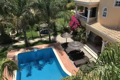 Image de Villa  Avec Un TRÉS Grand, Beau Jardin  Et TÉNNIS