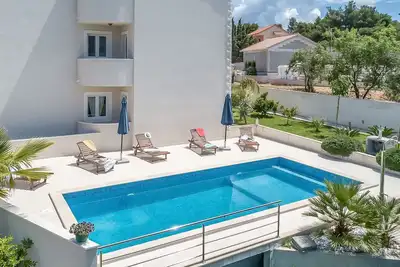 Bel appartement pour 4 personnes avec climatisation, Wifi, piscine, Tv, terrasse et parking