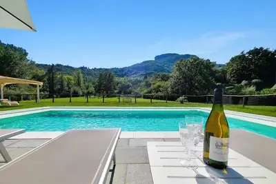 Image de 3 chambres et 2 bain, piscine privée magnifiques jardins, restaurant à pied, Wifi