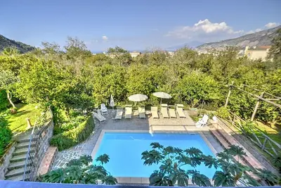 Villa Fillide D: Un charmant appartement qui couvre tout le rez-de-chaussée d'une villa entourée d'un jardin d'orangers et de citronniers.