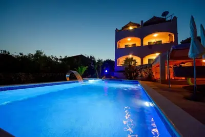 Joli appartement pour 4 personnes avec Wifi, climatisation, piscine, Tv, terrasse et parking