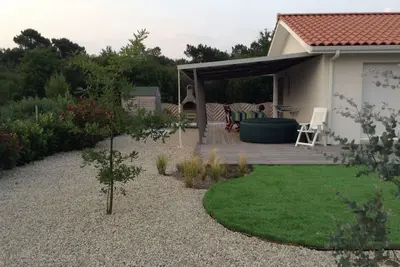 Image de Belle maison moderne avec piscine dans un cul-de-sac près du lac.