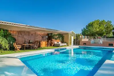 Maison de vacances privée avec bain à remous, climatisation, piscine privée, Wifi, Tv, patio
