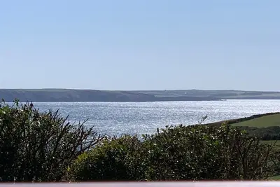 Image de Vues spectaculaires sur la mer, plages, surf et jardins. Récemment rénové.