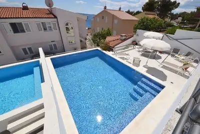 Joli appartement avec piscine, Wifi, climatisation, Tv, terrasse, animaux admis et parking