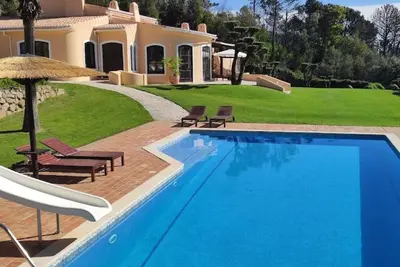 Image de Villa à flanc de montagne dans des jardins paysagers et des bois luxuriants avec de superbes vues et piscine