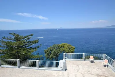 Villa Beniamina: Une magnifique villa historique du XIXe siècle sur deux étages construit avec vue sur la mer.