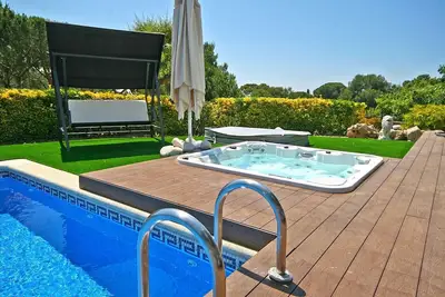 Image de Vila Boutique, face à la mer avec jacuzzi climatisé et piscine couverte