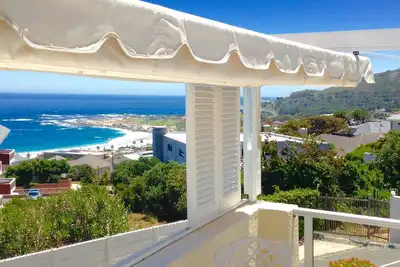 Image de Camps Bay Cottage avec vue sur la mer et piscine et Wi Fi gratuit