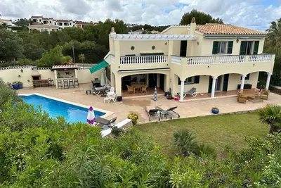 Image de Villa moderne avec piscine privée et vue sur la marina.