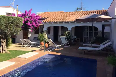 Image de Maison individuelle avec jardin et piscine privés ; climatisation wifi internet