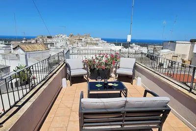 Image de Belle maison de ville en pierre du 18ème siècle avec balcon et 2 terrasses sur le toit
