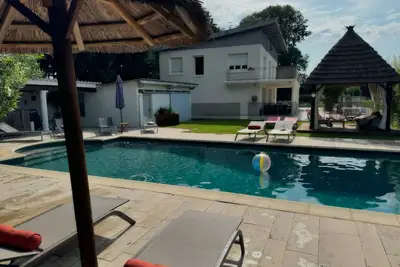 Image de Belle et spacieuse villa campagne, grande piscine privée, nombreux jeux enfants