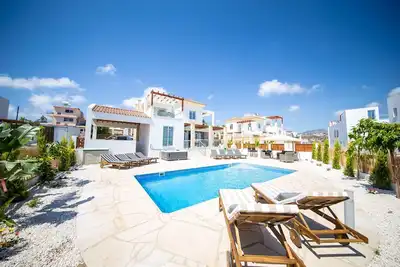 Image de Coral Bay Luxury Villa de 5 chambres avec piscine chauffée privée et bain à remous à 1 minute de la plage